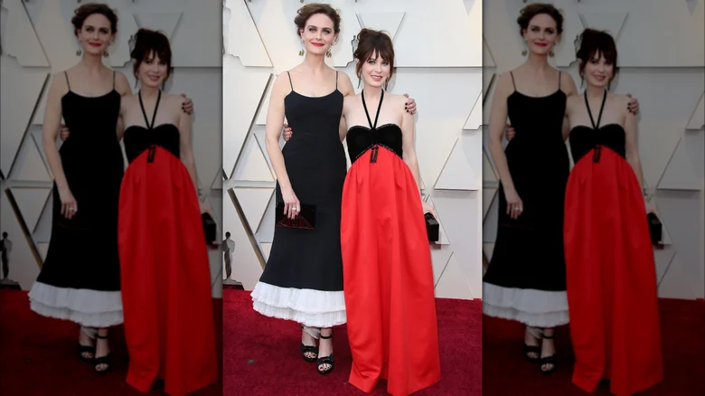 Emily and Zooey Deschanel posing at the 2019 Academy Awards